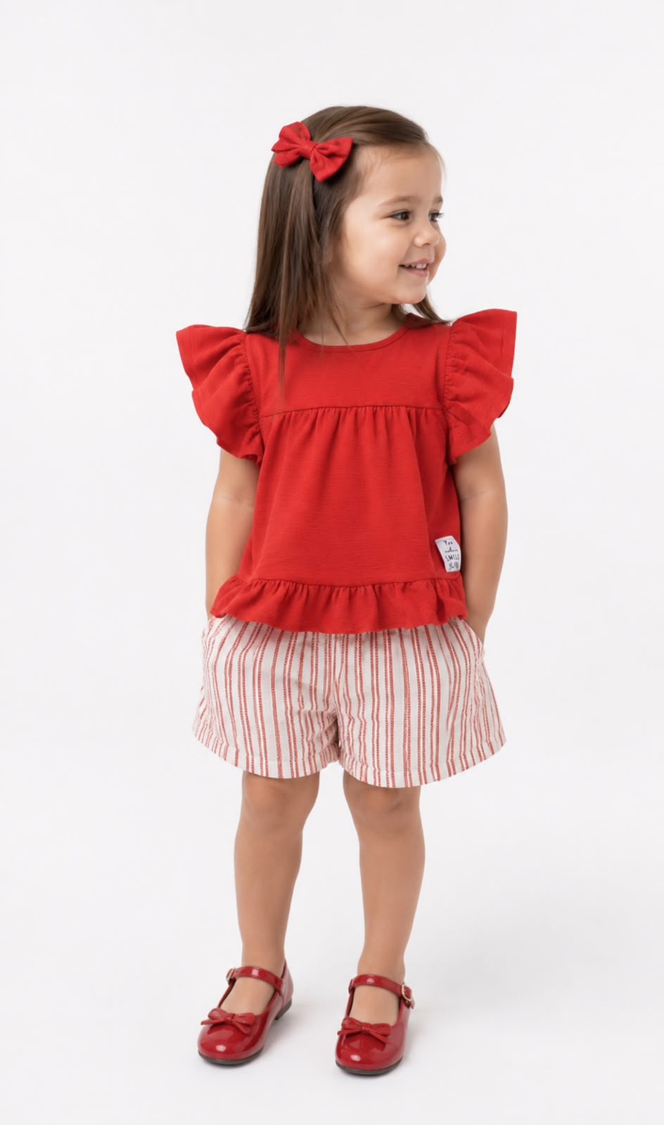 Menina vestindo blusa vermelha com babados e shorts listrado da DimDim