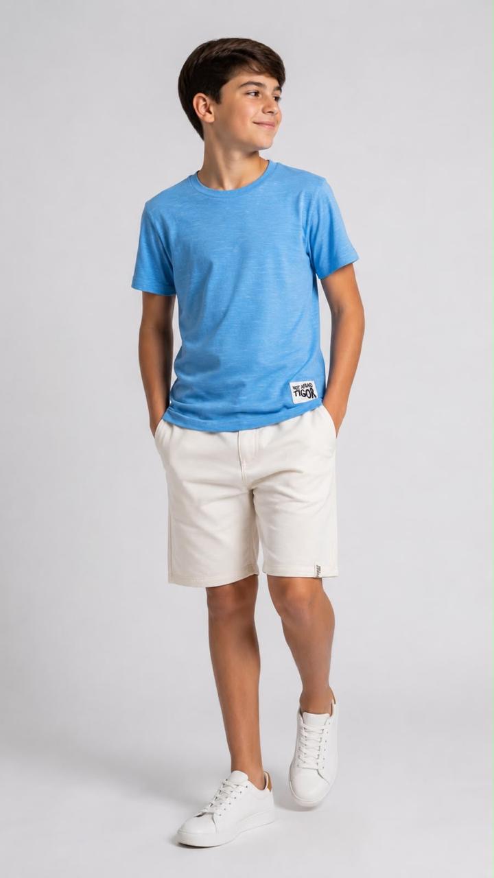 Adolescente vestindo camiseta azul e bermuda off-white