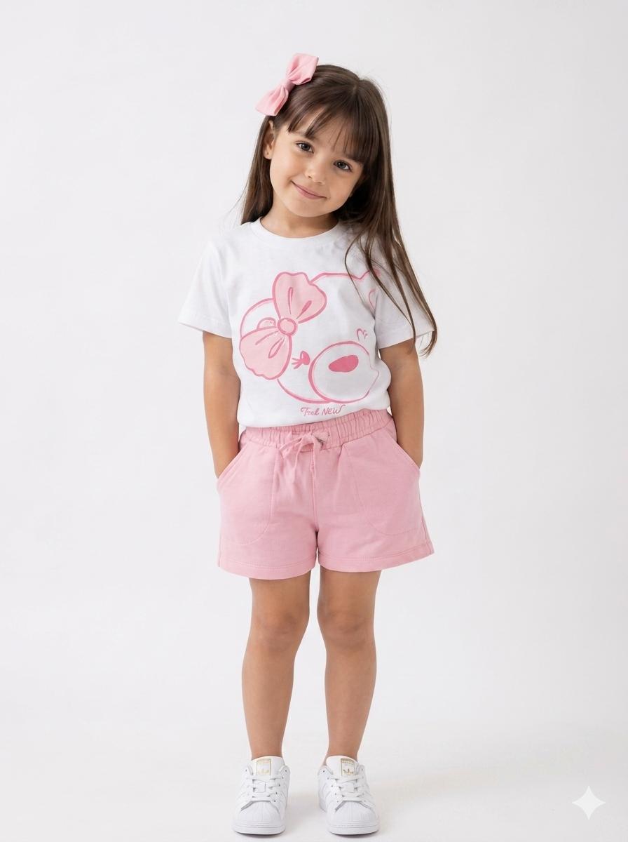 Menina vestindo blusa branca Feel New e shorts rosa