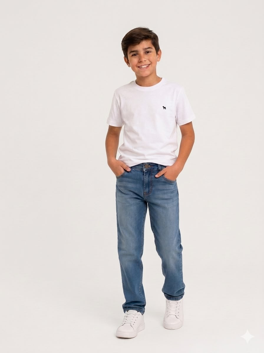 Adolescente vestindo camiseta branca e calça jeans clara