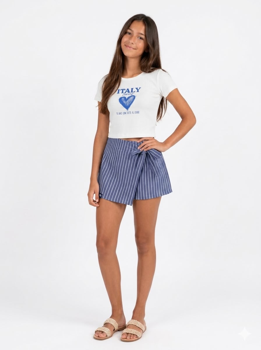 Adolescente vestindo cropped Italy e shorts-saia listrado azul da DimDim