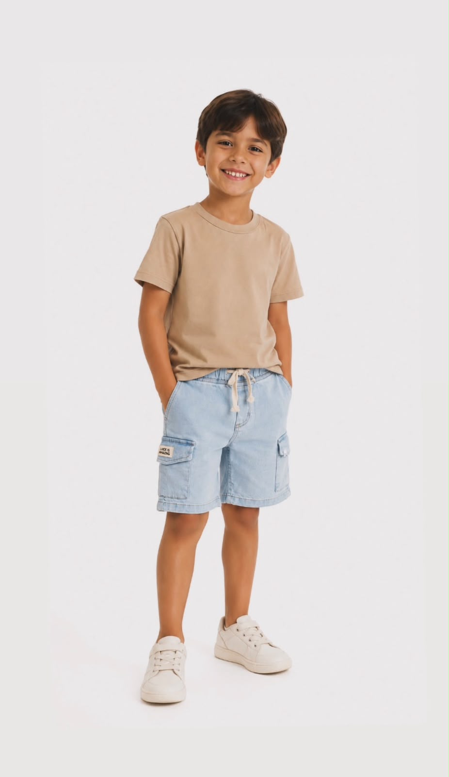 Menino vestindo camiseta bege e bermuda jeans clara da DimDim