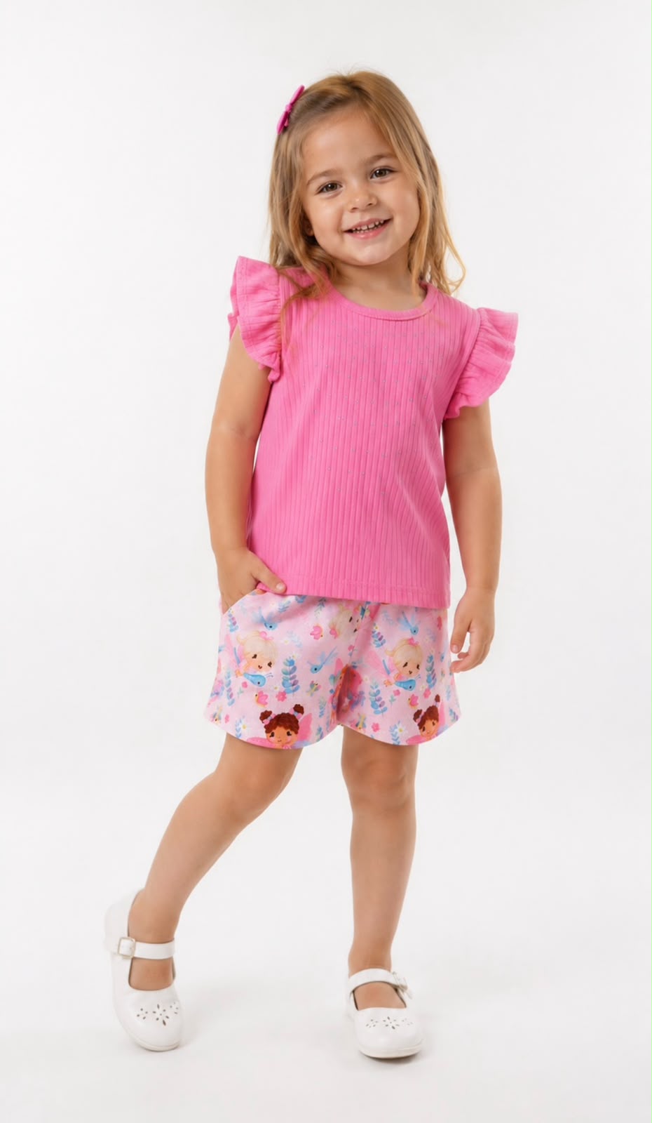 Menina vestindo blusa rosa com babados e shorts estampado